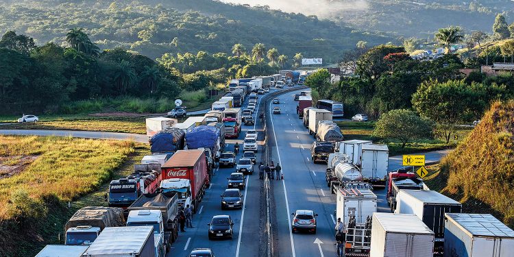 A pedido de Bolsonaro, caminhoneiros orientam desmobilização