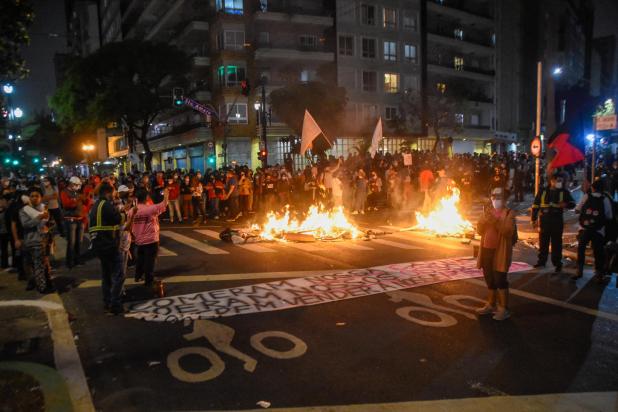 Em protesto, servidores públicos entram em confronto com a polícia em São Paulo
