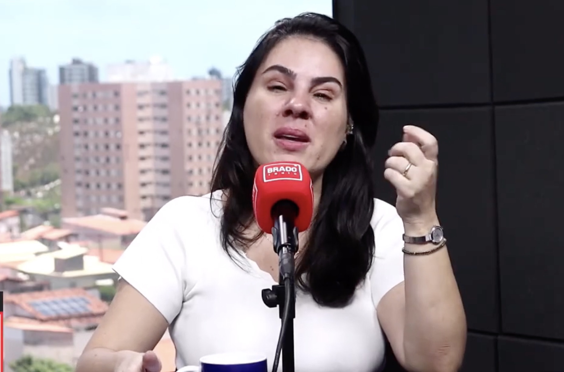 Apresentadora se emociona ao vivo com mensagem de ouvinte