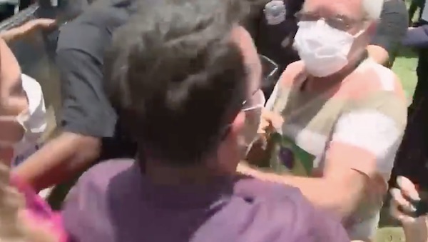 Vídeo mostra jornalistas partindo pra cima de seguranças e apoiadores na visita de Bolsonaro à Bahia; assista