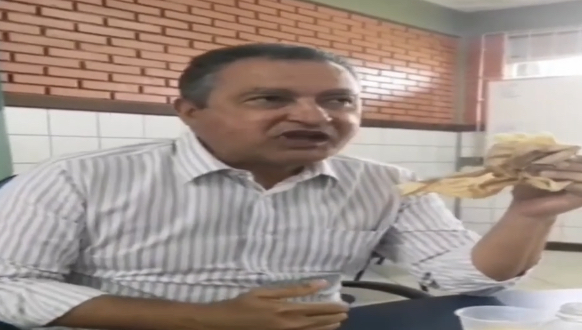 Em busca da mesma popularidade de Bolsonaro, Rui Costa (PT) faz vídeo comendo “queijo-quente”