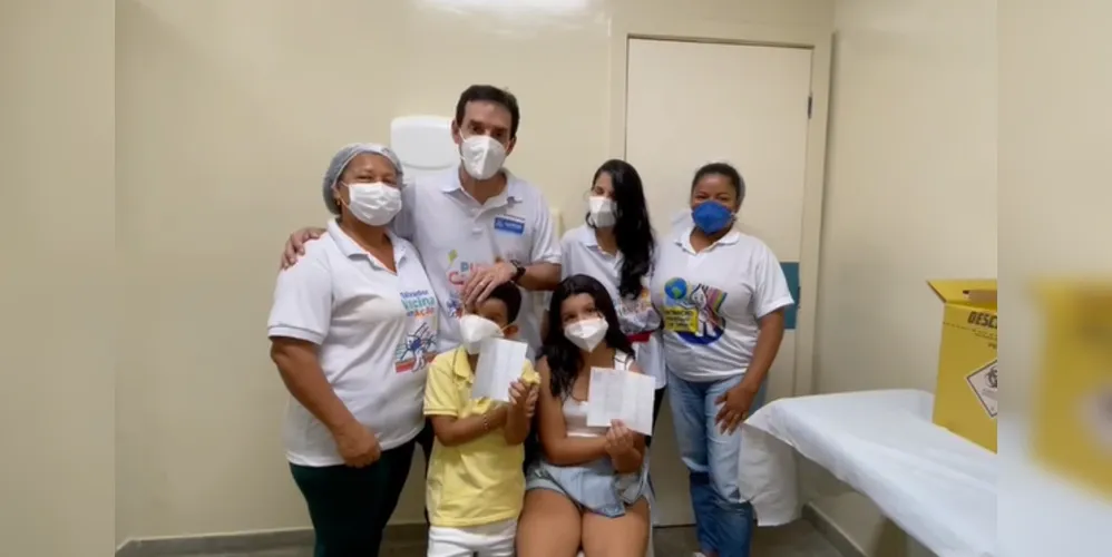 Léo Prates leva filhos para se vacinarem contra a Covid-19