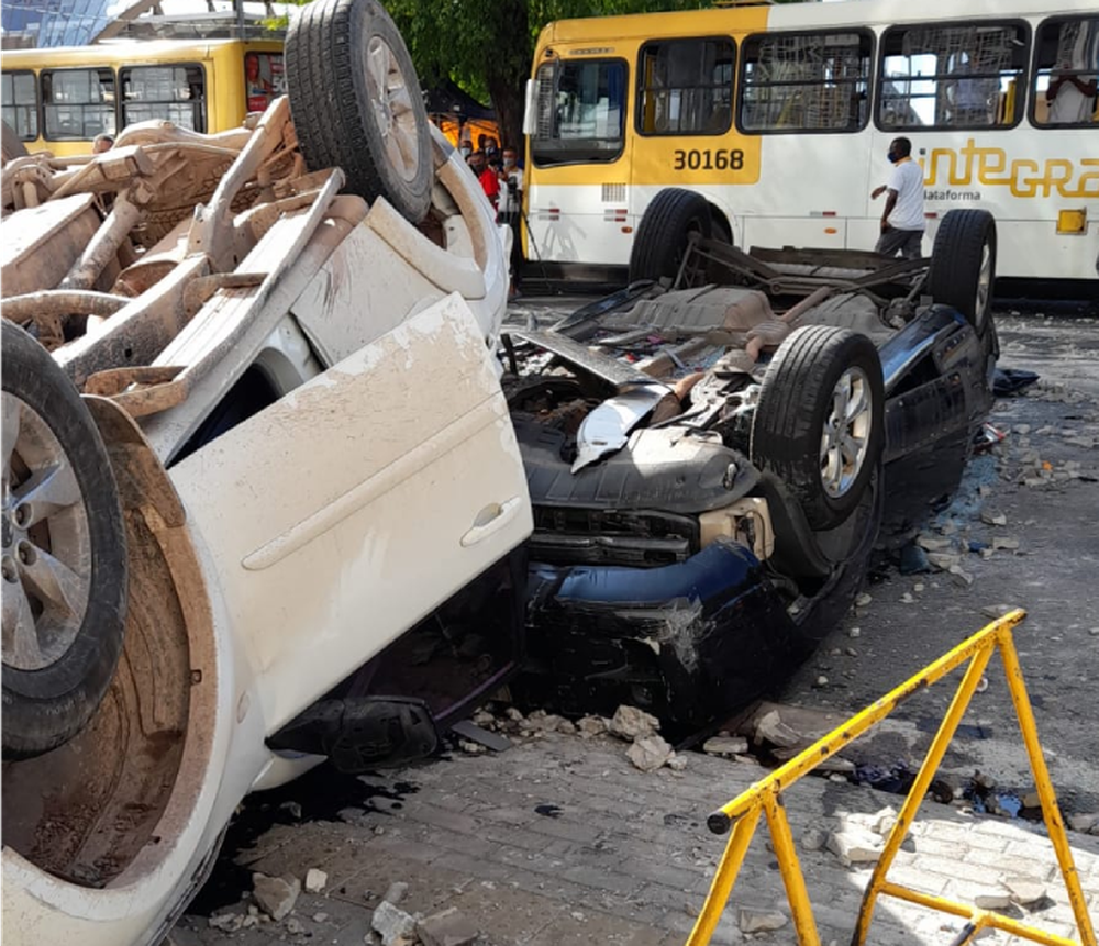 Dois carros caem do 4º andar de edifício garagem, em Salvador, e deixa uma pessoa ferida