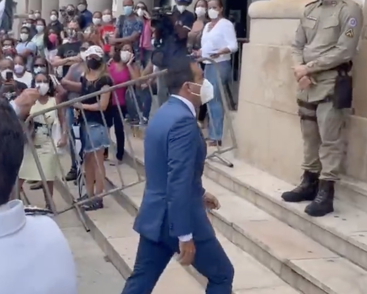 Prefeito de Salvador é vaiado ao chegar na Câmara de Vereadores, assista