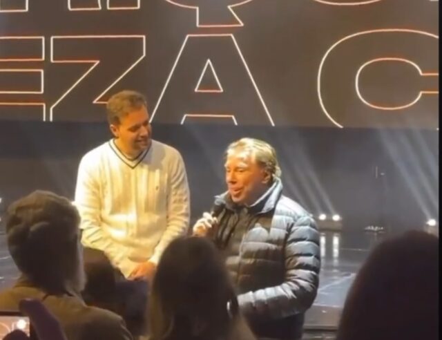 Silvio Santos participa de culto ministrado por Patrícia Abravanel na igreja liderada pelo pastor André Valadão