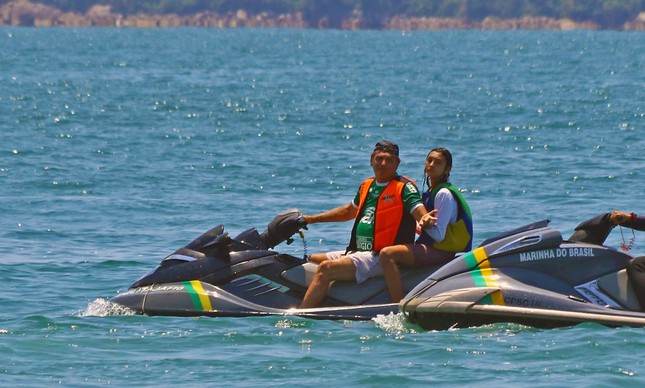 O Mito no Jet: presidente Jair Bolsonaro faz manobras radicais com equipamento