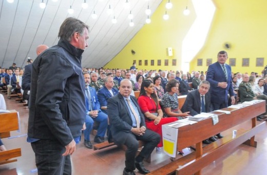 Bolsonaro aparece de surpresa à posse do Arcebispo do Ordinariado Militar do Brasil; assista