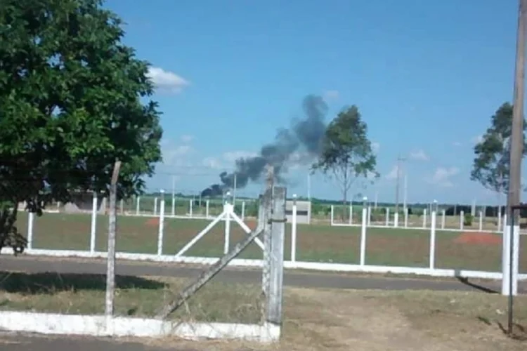 Avião da Esquadrilha da Fumaça cai em Pirassununga, no interior de SP