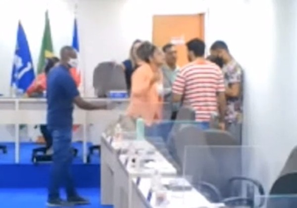 Vereador de esquerda agride assessor parlamentar de vereador que faz vídeos expondo o PT na região