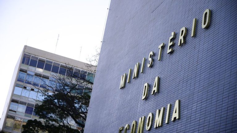 Economia anuncia bloqueio de reservas para reajuste de servidores