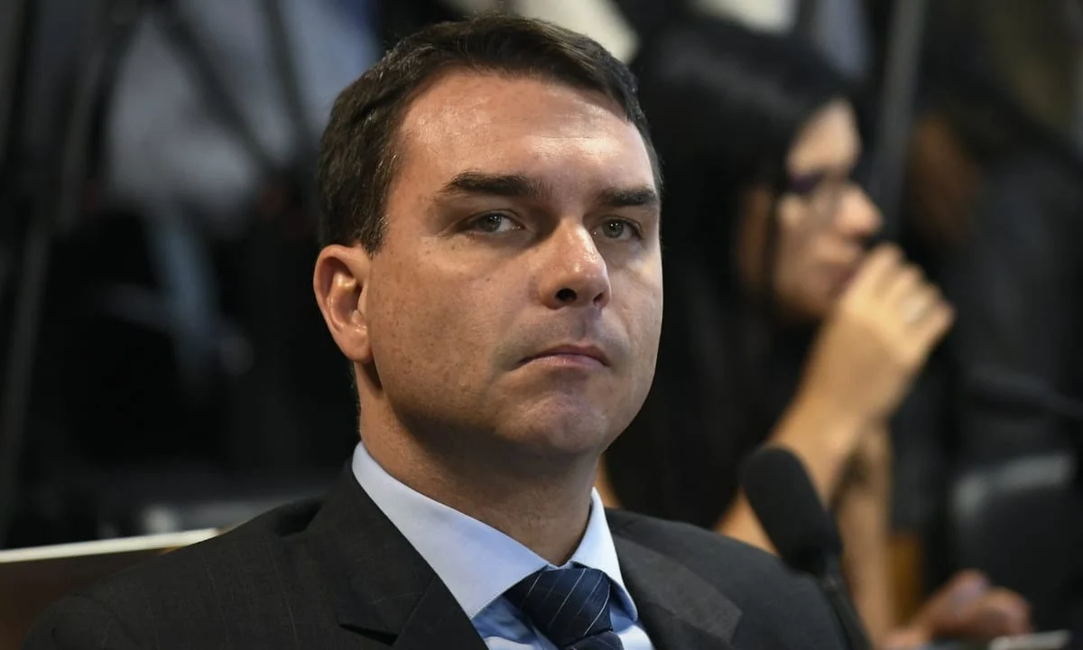 Flávio Bolsonaro classifica denúncias contra Pedro Guimarães como ‘gravíssimas’