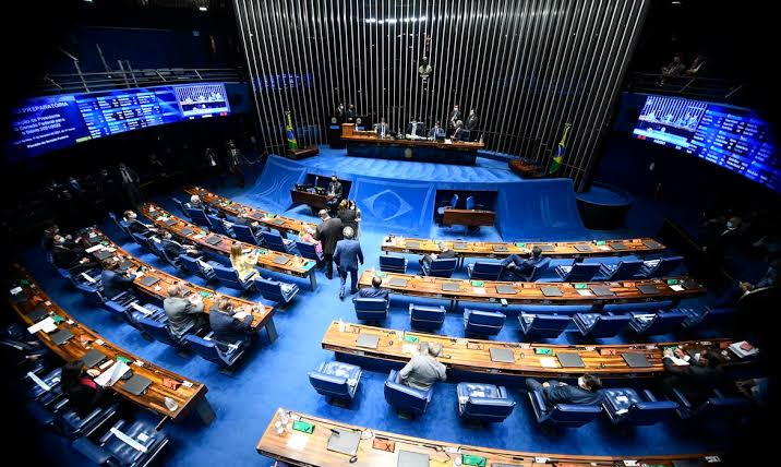 Senado adia votação de PEC que dispensa político de renunciar ao cargo para assumir embaixada