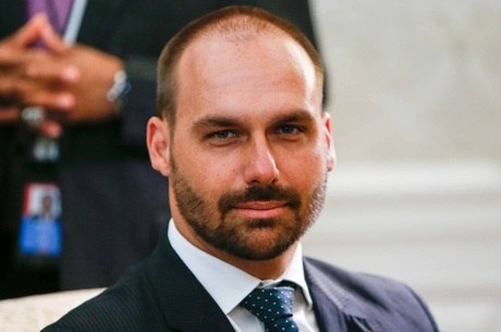 Eduardo Bolsonaro rebate ataque de jornalista que pediu para que ateassem fogo no presidente
