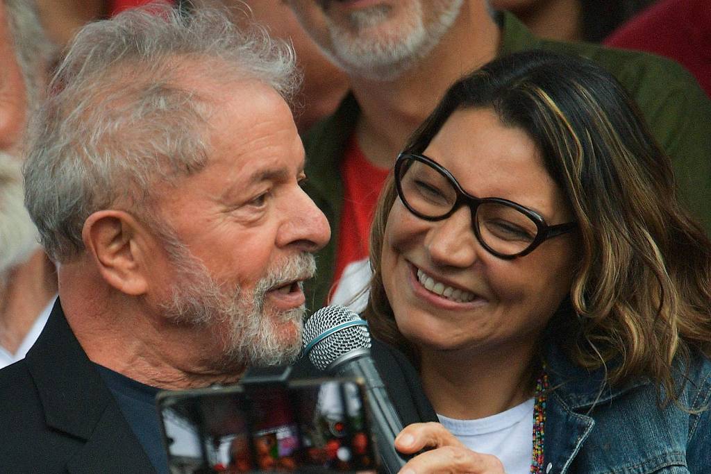 Lula e Janja assinam carta contra Bolsonaro