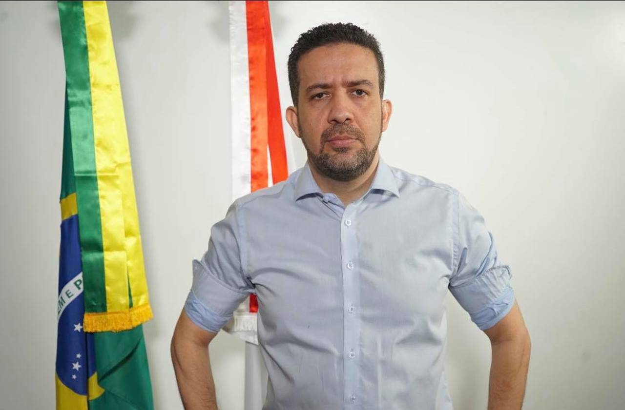 Justiça determina que Janones apague mensagens contra Bolsonaro