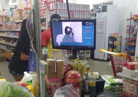 Homens atiram contra supermercado no Engenho Velho da Federação e ferem funcionários