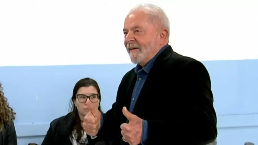 Lula vota em São Bernardo com expectativa de vitória no 1º turno