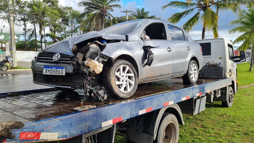 Carro fica destruído após bater em placa de propaganda em Lauro de Freitas