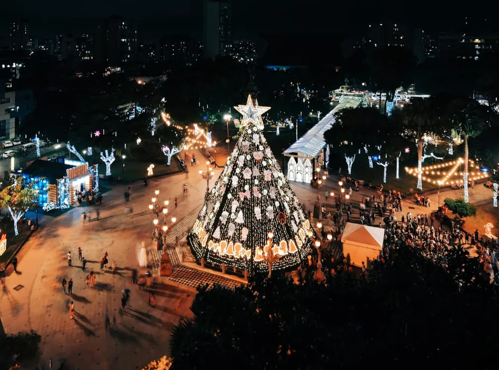 Decoração de Natal é inaugurada no Campo Grande, em Salvador;