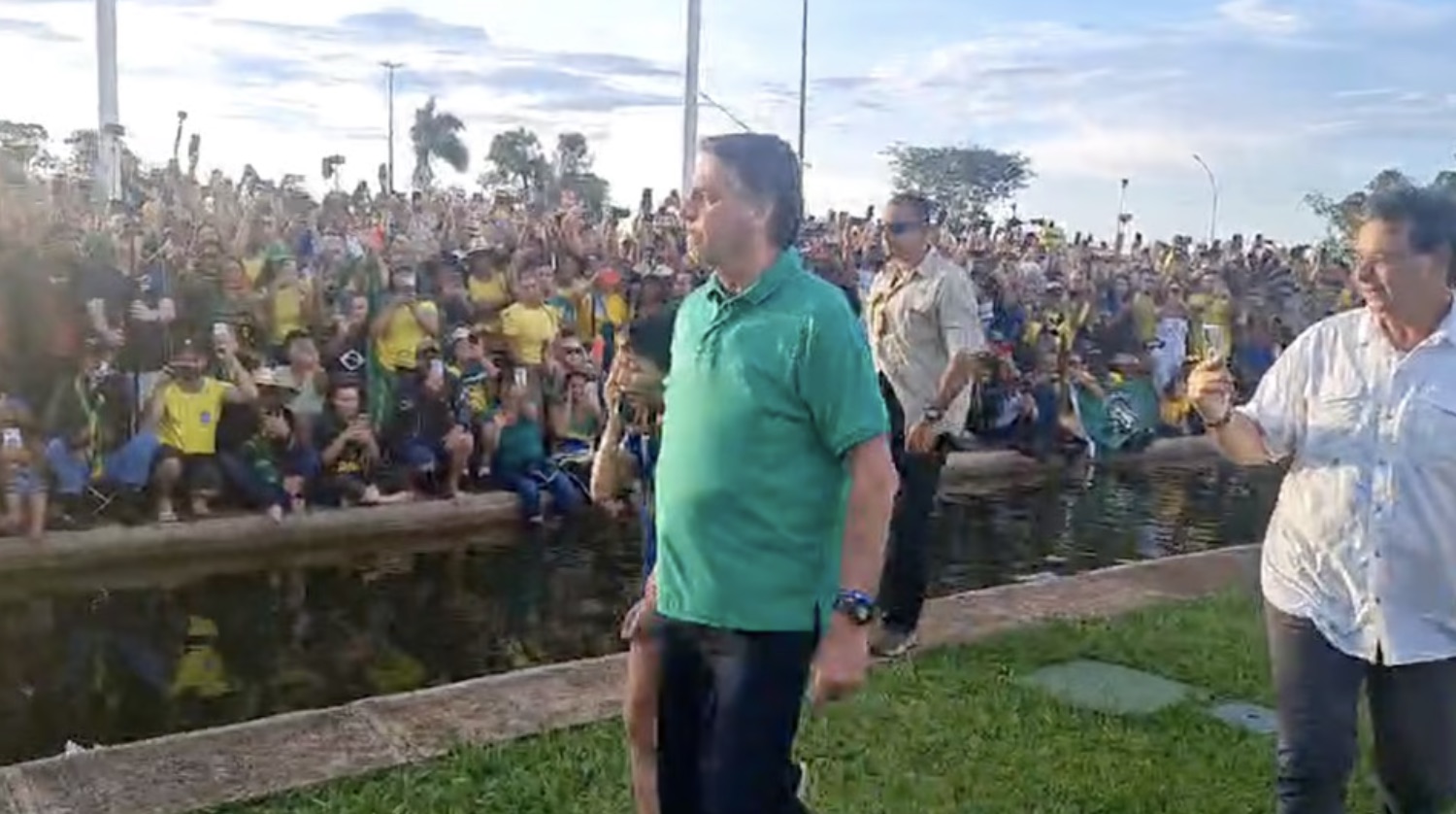 Bolsonaro ora com apoiadores no Alvorada