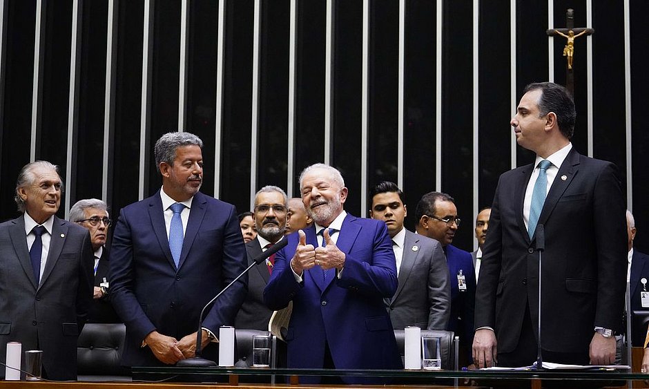 Em 3º mandato, Lula toma posse como presidente do Brasil