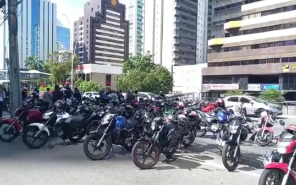 Manifestação de motociclistas por aplicativo causa congestionamento na região da Av. Tancredo Neves, em Salvador