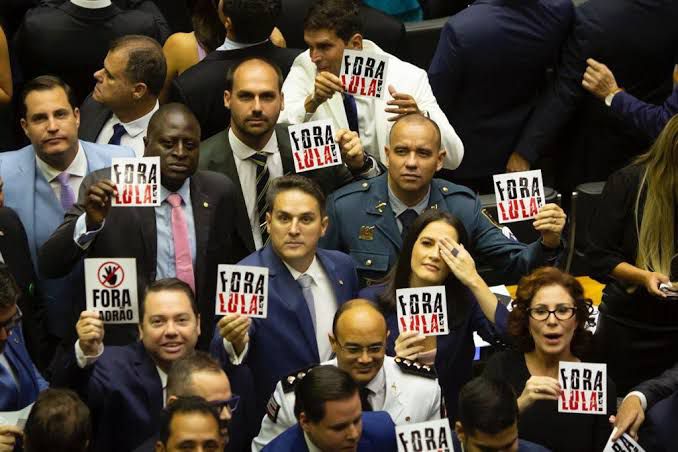 Deputados tomam posse com adesivos 'fora Lula'