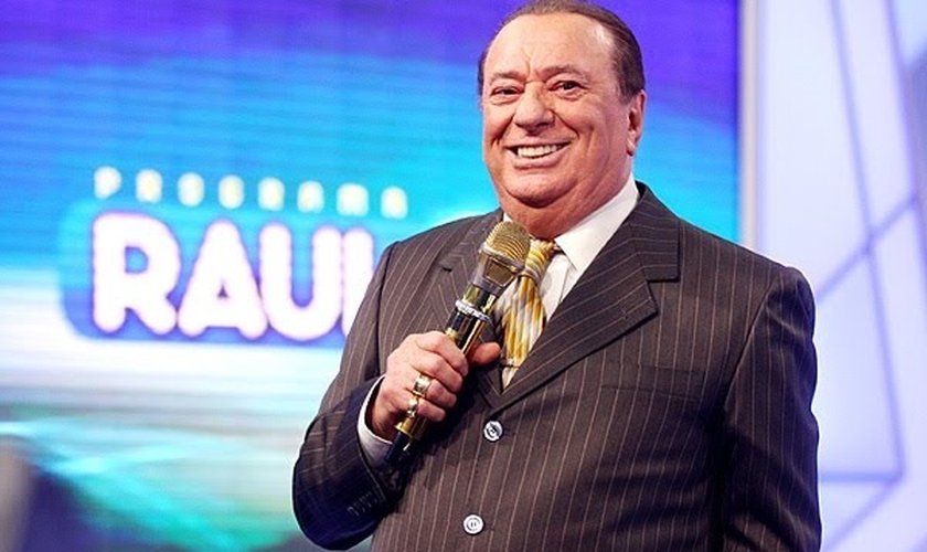 Raul Gil recebe alta depois de passar por procedimento