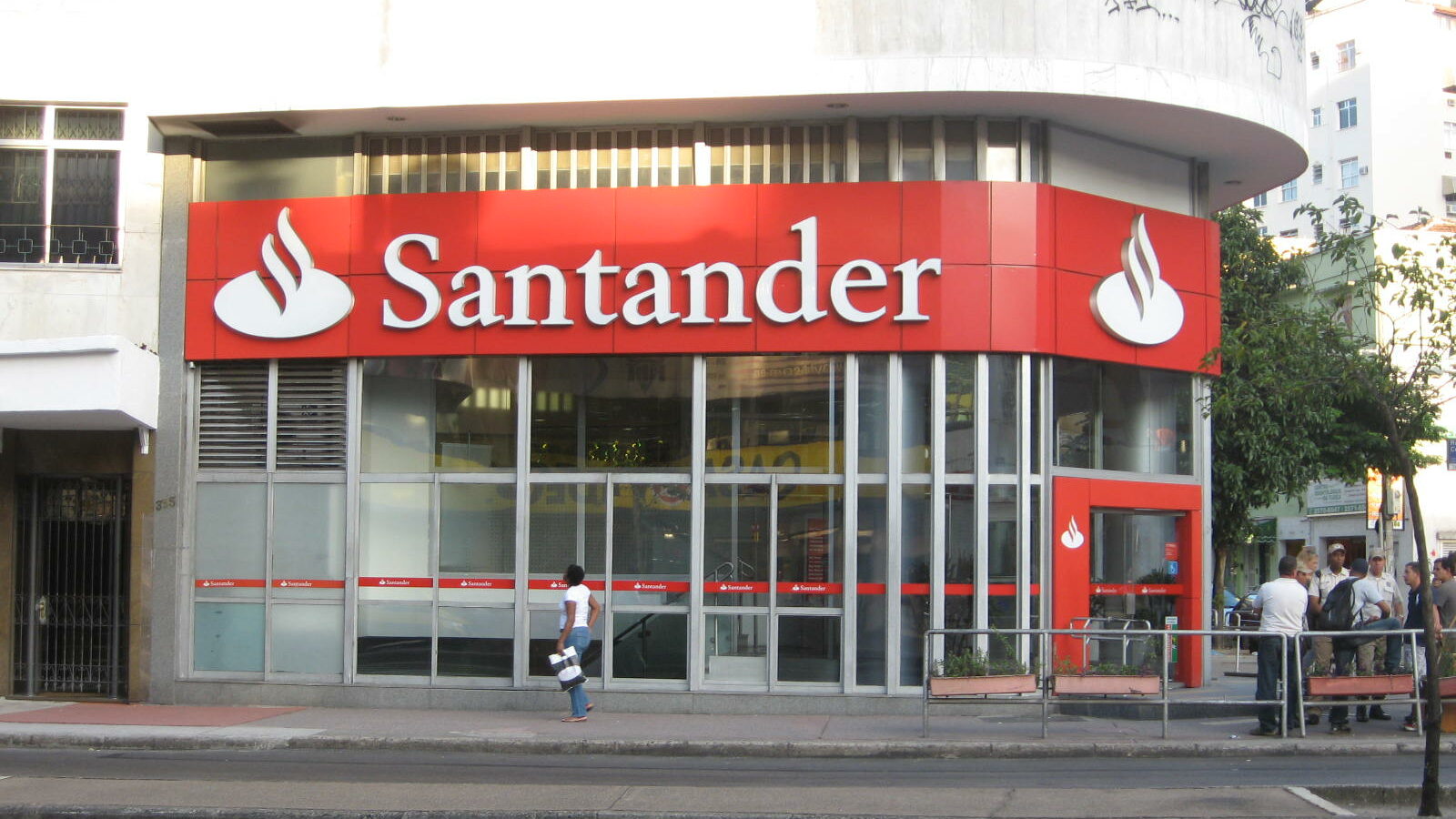 Lucro do Santander cai 56% em um ano