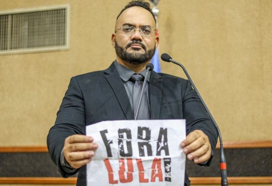 ‘Viva, Bolsonaro’, diz deputado Leandro de Jesus ao tomar posse na Assembleia