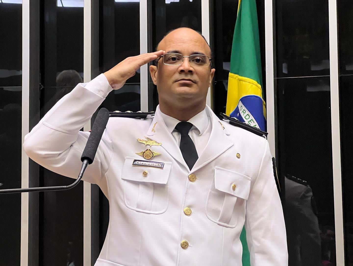 Capitão Alden assina “PEC da Vida” e enfatiza apoio ao porte e posse de arma