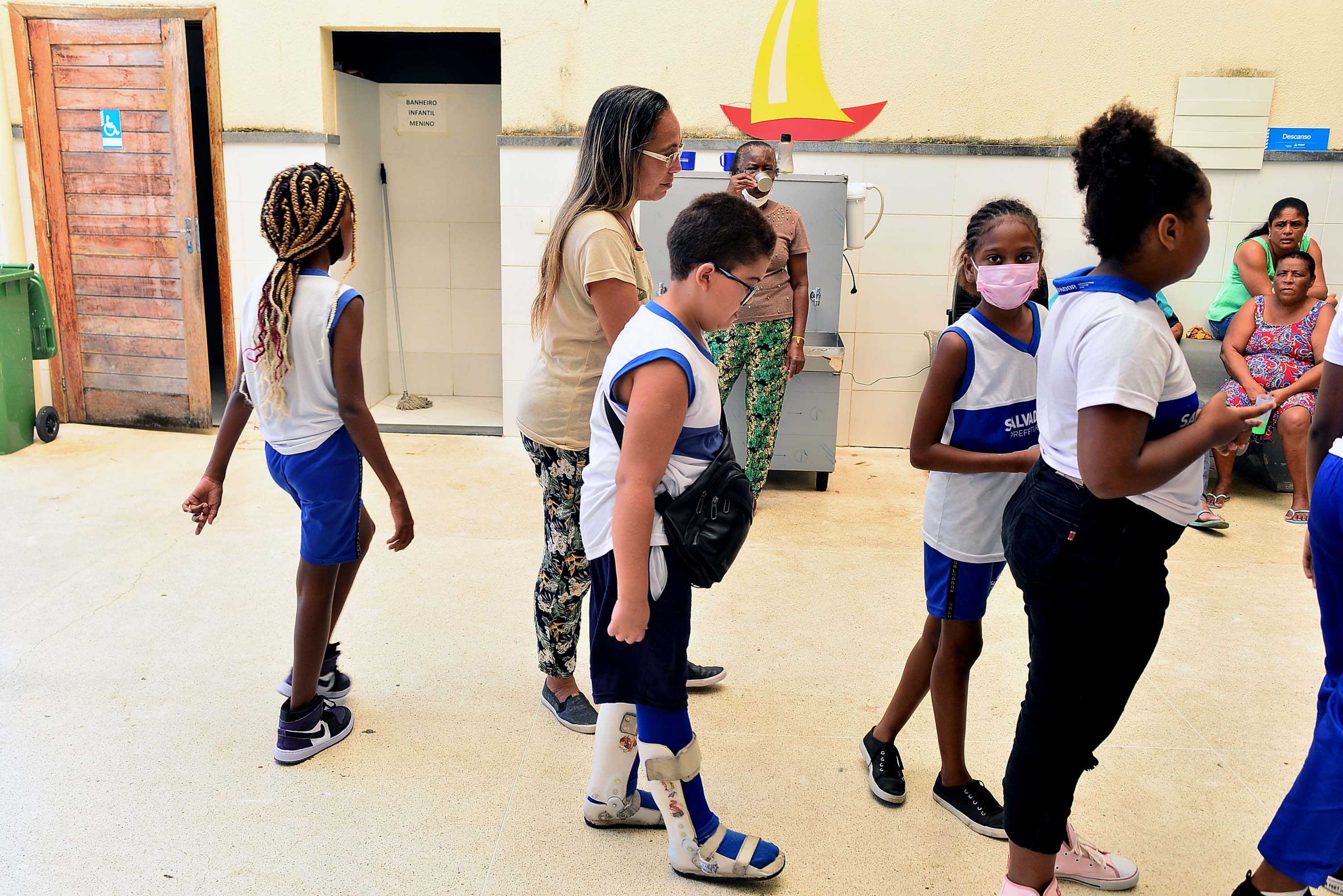 Crianças em tratamento de saúde mantêm rotina escolar com aulas em hospitais e clínicas por meio de iniciativa da Prefeitura
