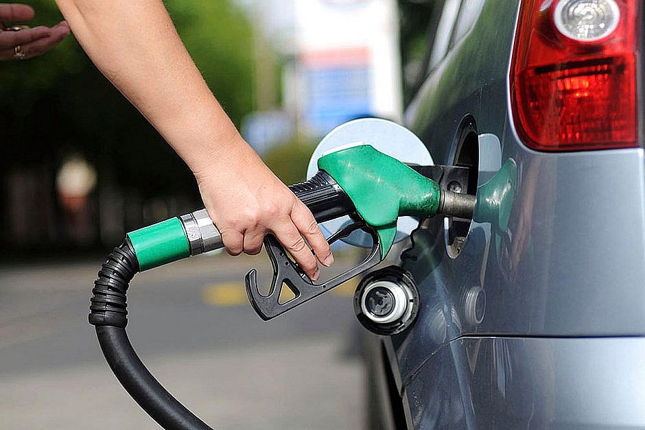 Após reoneração, Salvador registra gasolina mais cara entre capitais do Nordeste