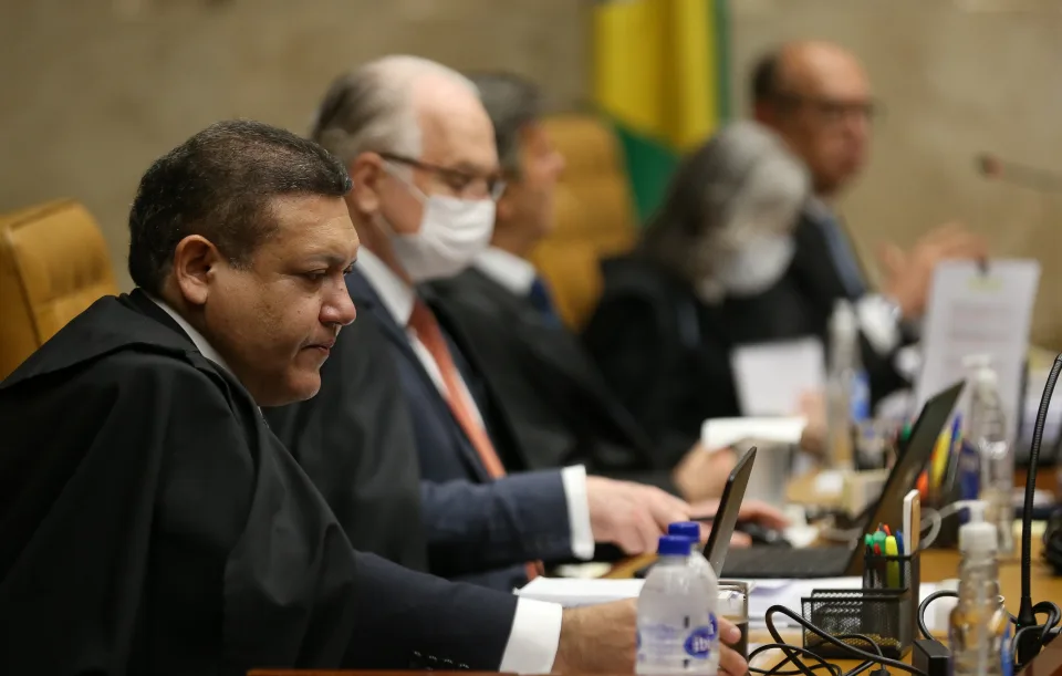 Com Bolsonaro fora, Kassio Nunes libera ação contra política armamentista no STF