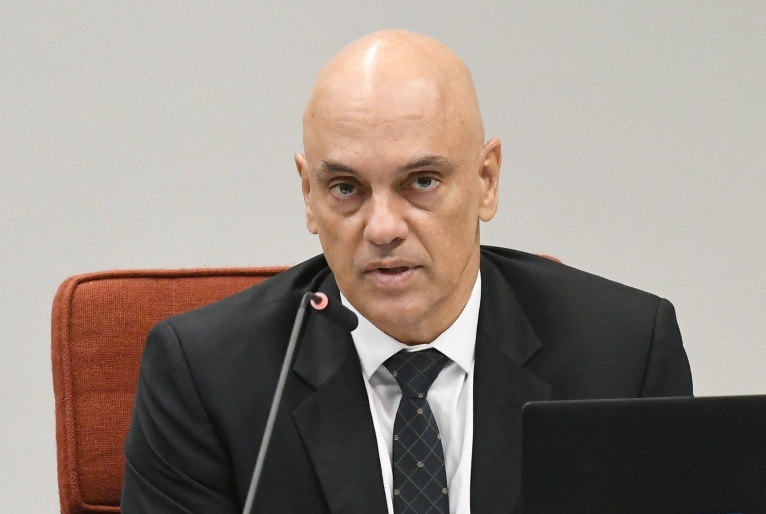 Moraes rejeita recurso e mantém Daniel Silveira na prisão
