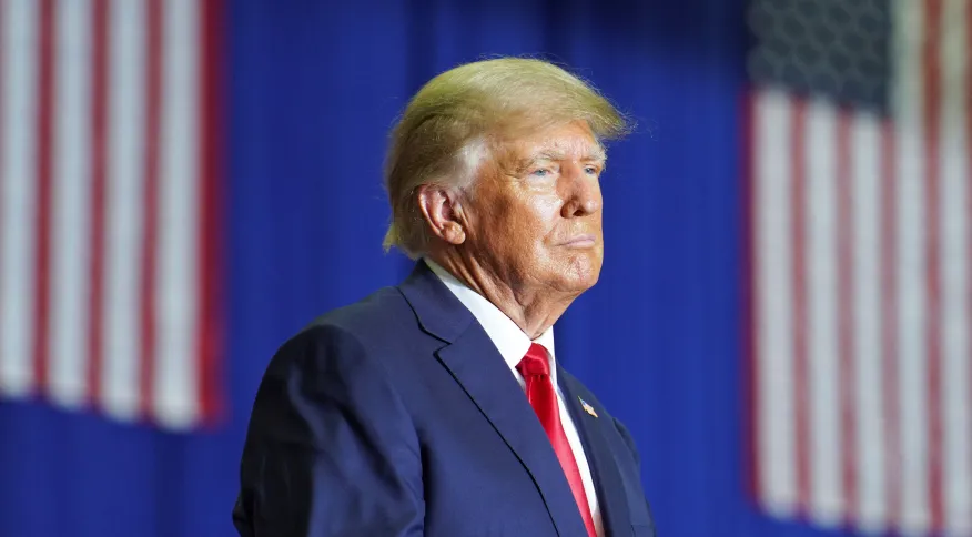 Em momento inédito da história dos EUA, Trump deverá se apresentar hoje à Justiça