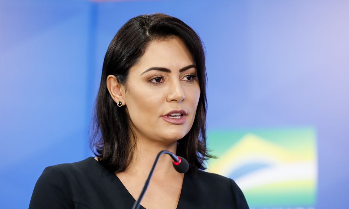 Michelle Bolsonaro ironiza publicação do governo federal