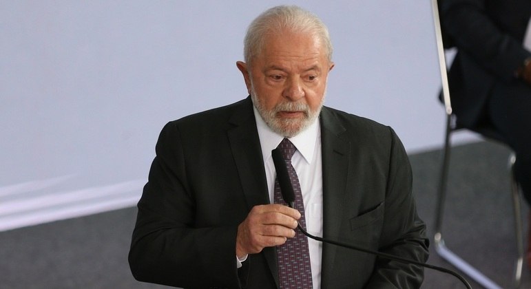 Em um dia, Lula distribui R$ 700 milhões a partidos 