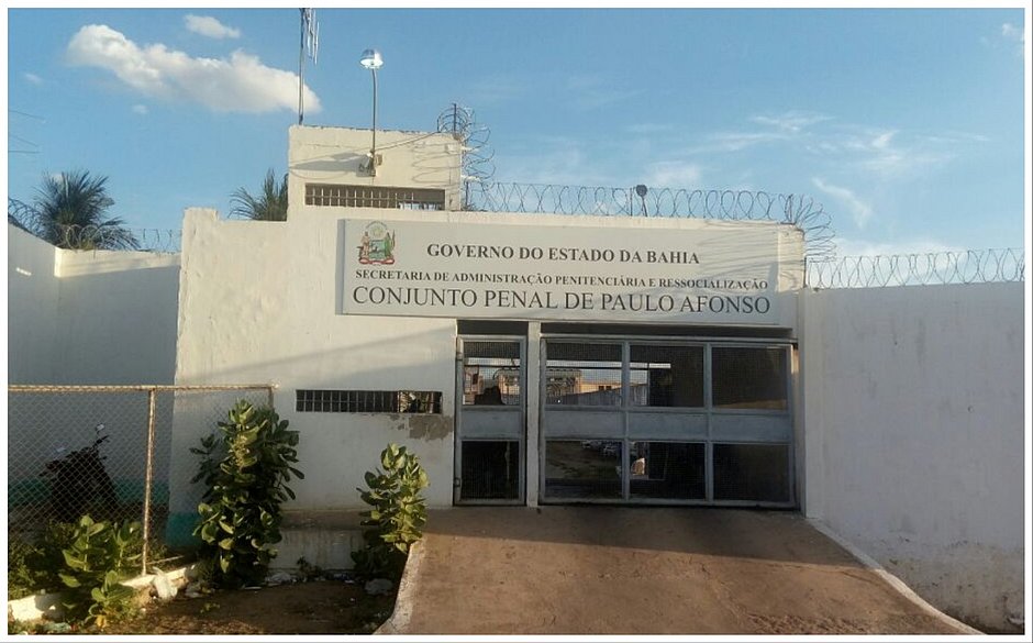 Dois detentos fogem de presídio em Paulo Afonso; cúmplice é preso após perseguição