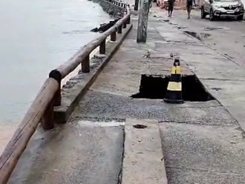 Ondas causam explosão em sistema de iluminação pública na orla da Ribeira