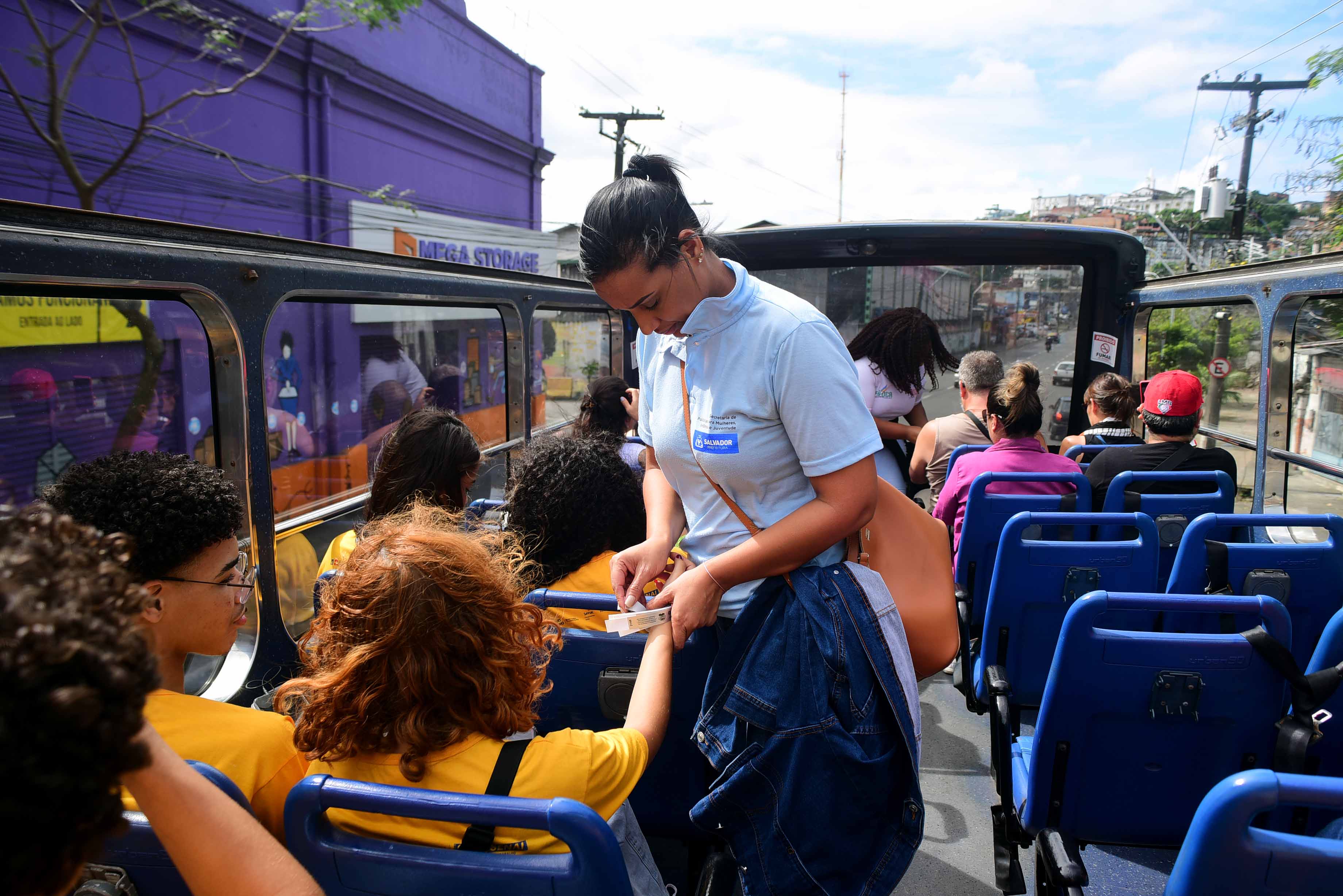 Passeio em ônibus panorâmico abre Semana da Juventude em Salvador 