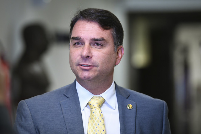 Mesmo com proibição de Moraes, CPMI autoriza Flávio Bolsonaro a fazer perguntas para Anderson Torres
