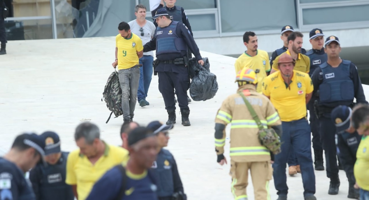 90 manifestantes presos pelo 8 de janeiro são soltos por Moraes    