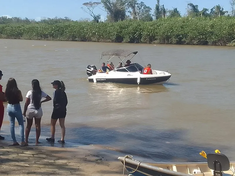 Barco com família vira em rio no sul da Baha e homem desaparece