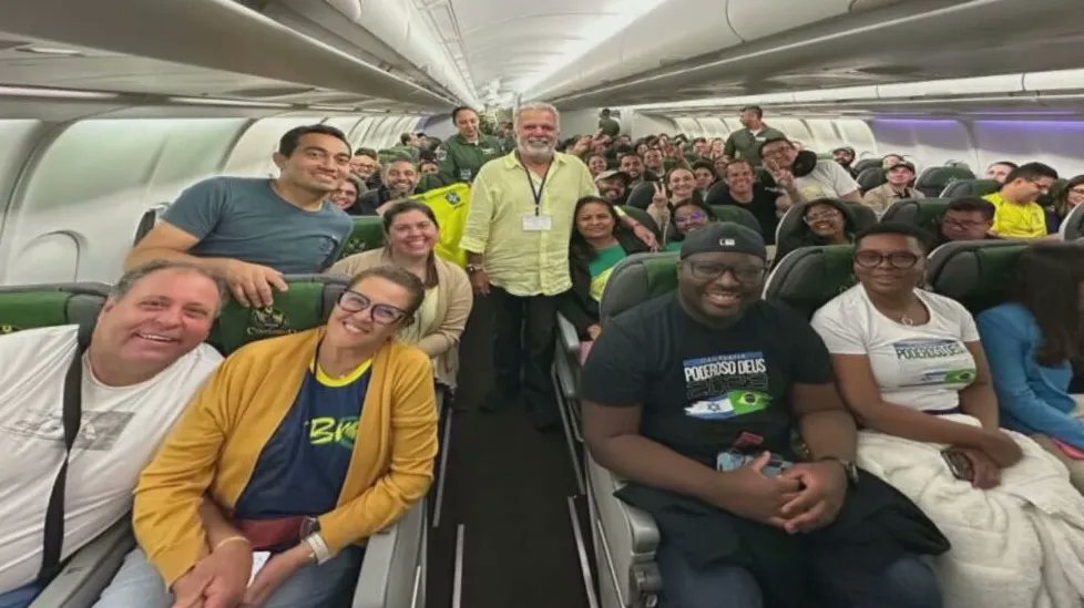 Avião da FAB decola de Israel com 211 brasileiros