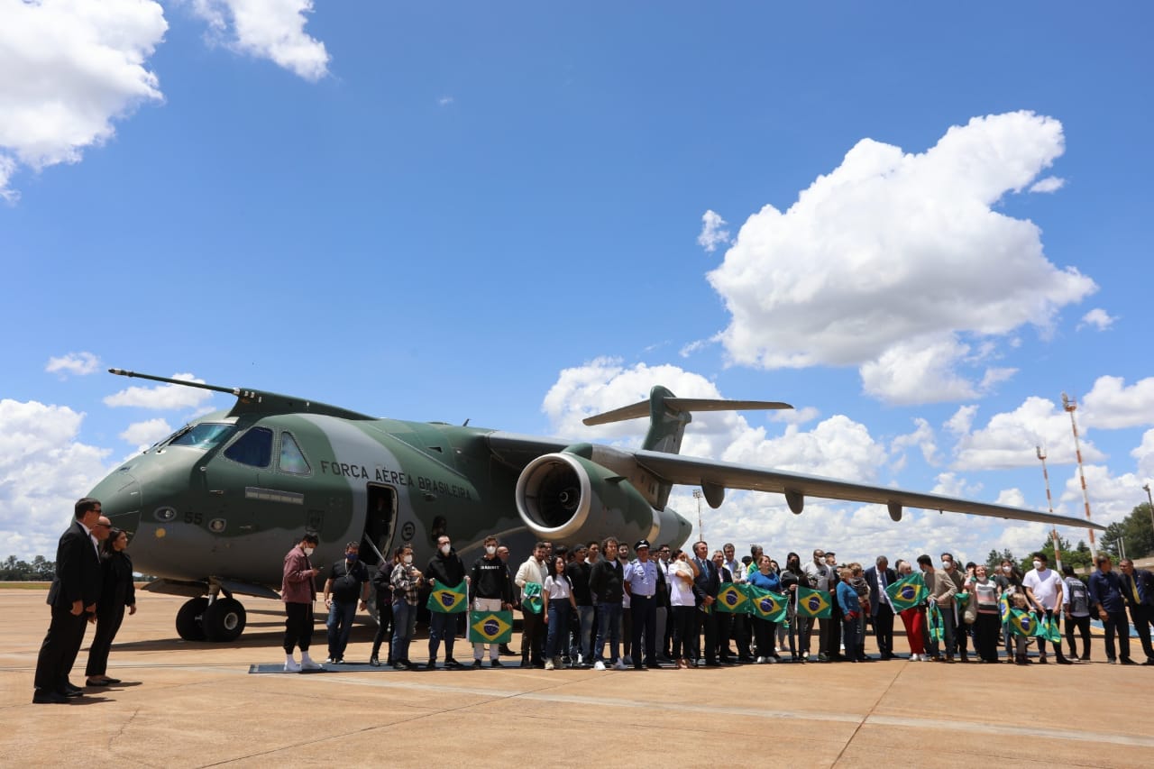 1º avião da FAB decola de Tel Aviv com brasileiros resgatados