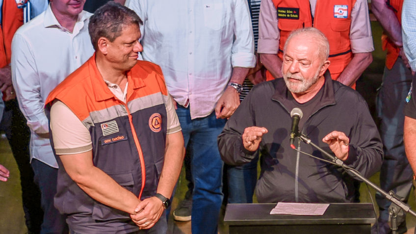 Durante evento, Lula passa a palavra para Tarcísio