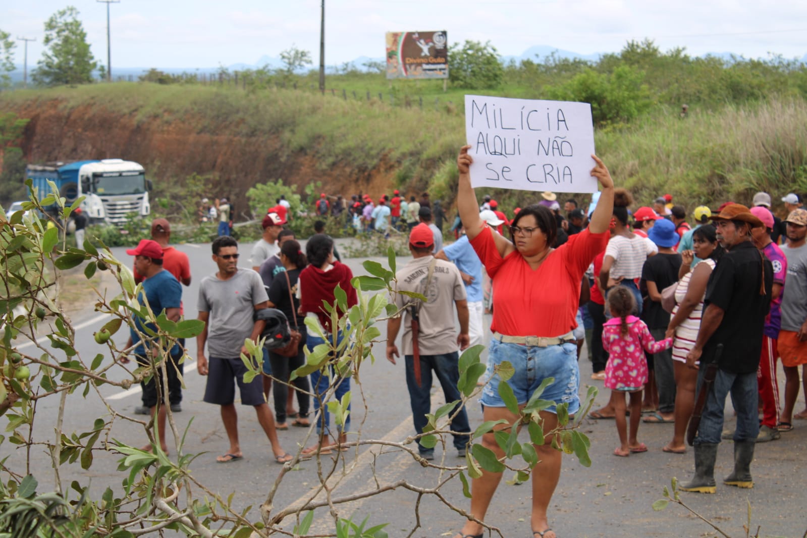 Grupo interdita trecho da BR-101 em protesto contra morte de indígena