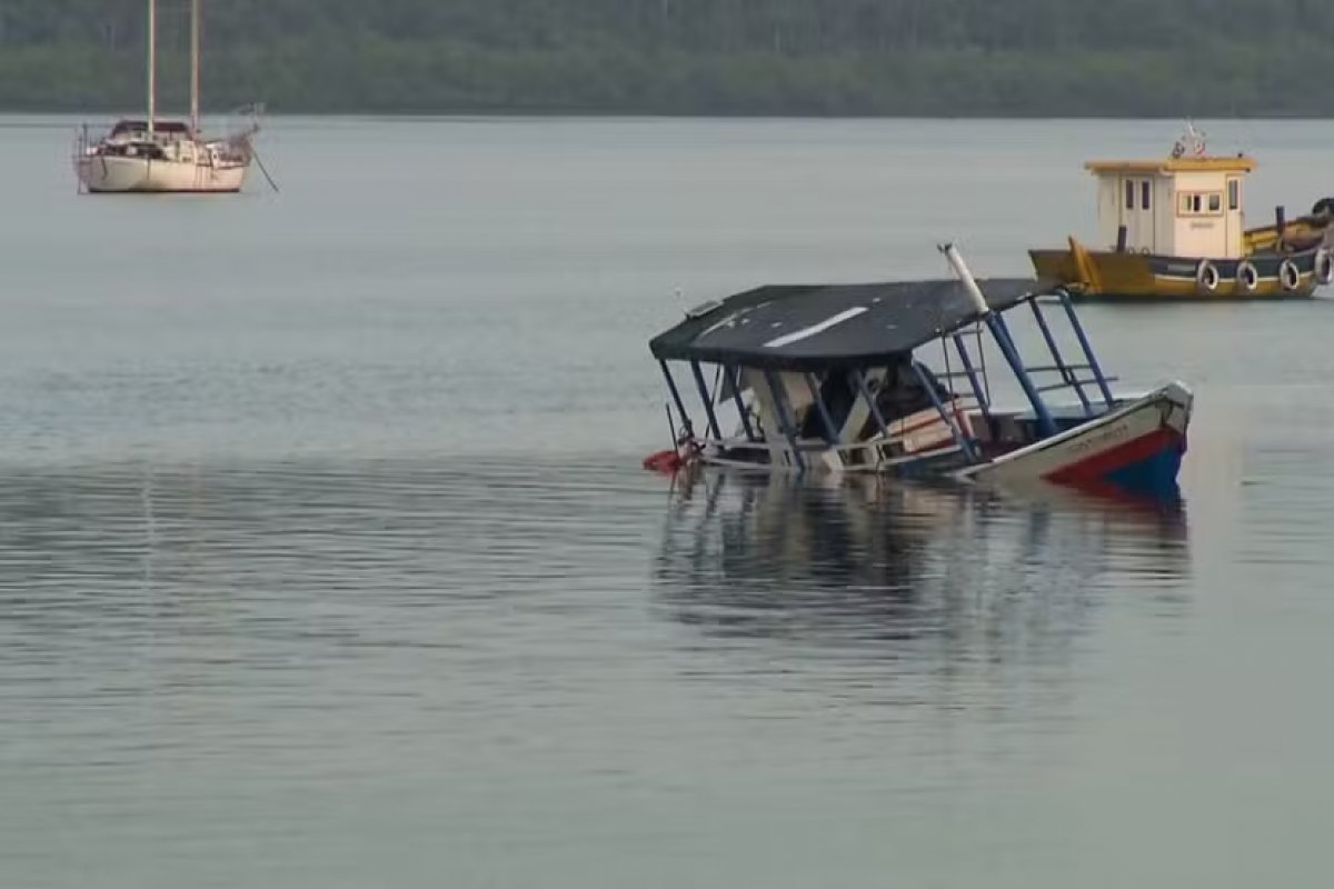 Marinha encerra buscas por vítimas de naufrágio na Bahia