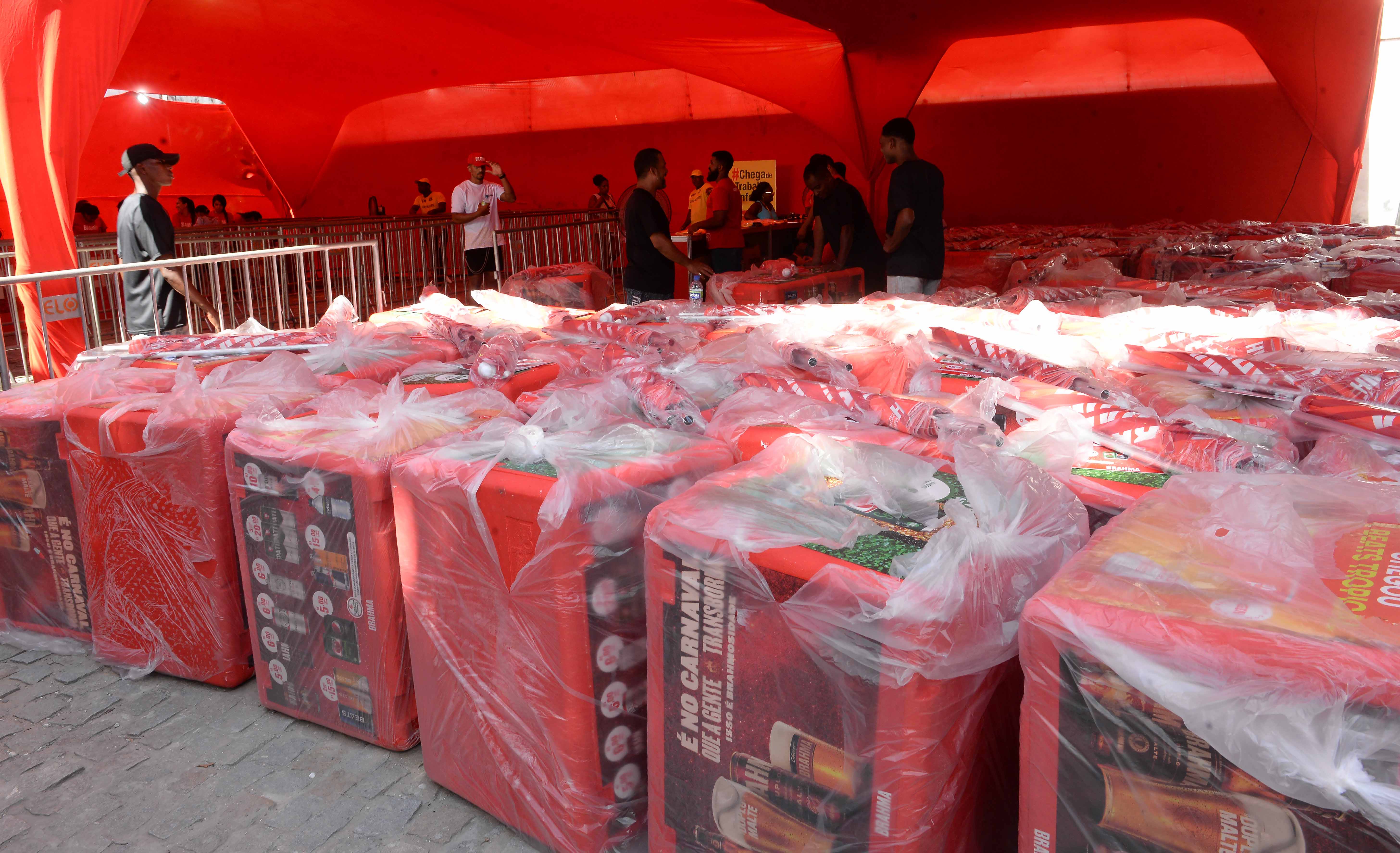 Prefeitura entrega kits de trabalho para ambulantes credenciados para o Carnaval
